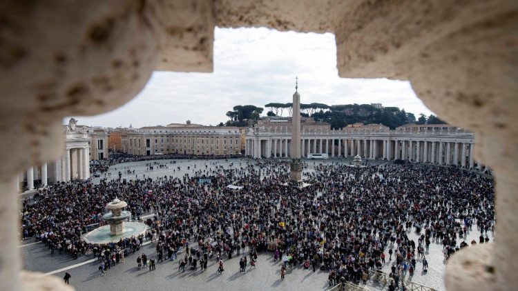 Pilger und Besucher auf dem Petersplatz