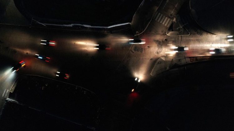 Um Strom zu sparen: Autos nachts auf einer unbeleuchteten Straße in Beirut