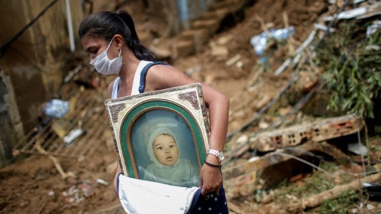 Si cerca disperatamente di mettere in salvo quanto rimasto dopo le piogge e le frane a Petropolis, in Brasile 