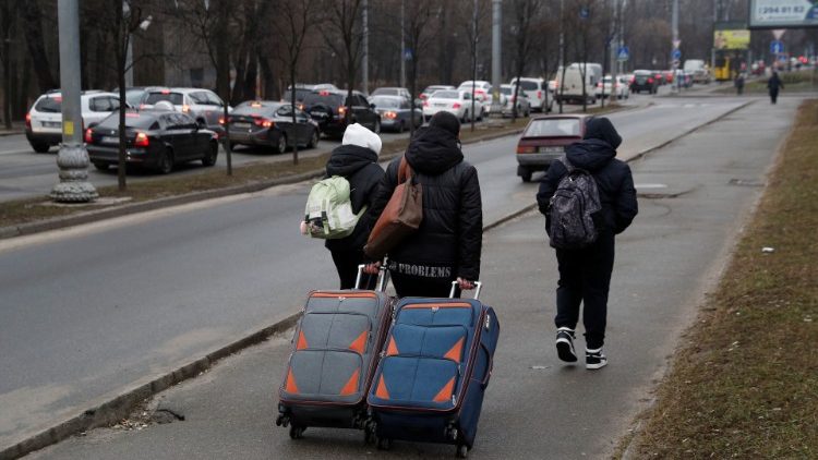 Abp Mokrzycki apeluje o otwarcie kościołów i parafii dla uchodźców