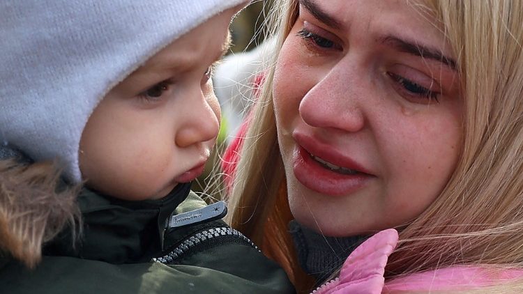 Refugiados chegam à cidade fronteiriça polonesa de Moszczany, perto de Korczowa, depois de fugir da Ucrânia devido à invasão russa