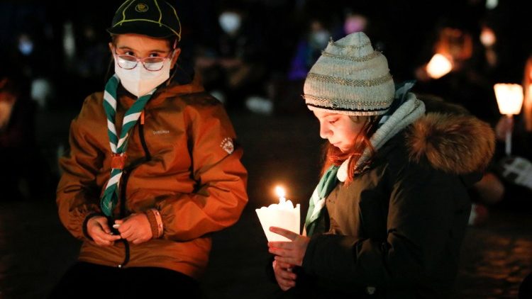 Escoteiros católicos italianos rezam pela paz na Ucrânia, na Praça São Pedro