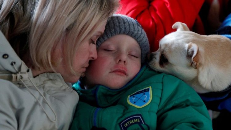 റഷ്യയുടെ യുക്രെയ്൯ അധിനിവേശത്തെ തുടർന്ന് ഹംഗറിയിലെത്തിയ അഭയാർത്ഥി തന്റെ കുഞ്ഞിനോടൊപ്പം. 