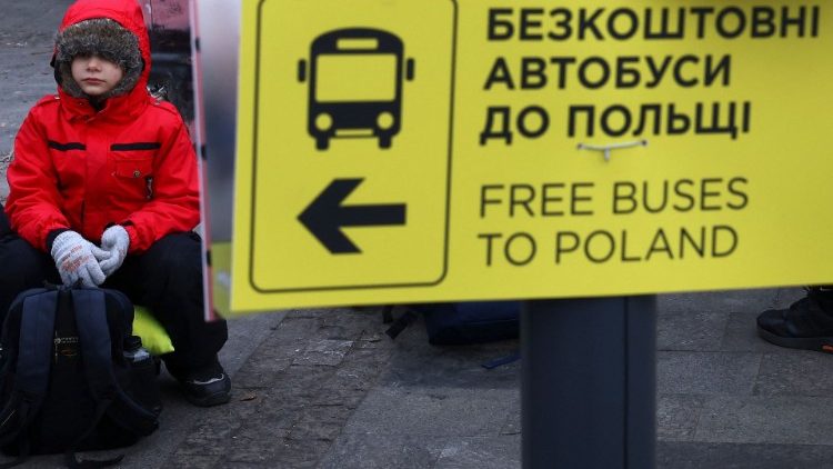 Flüchtlinge warten am Bahnhof in Lviv auf ihren Transfer nach Polen.