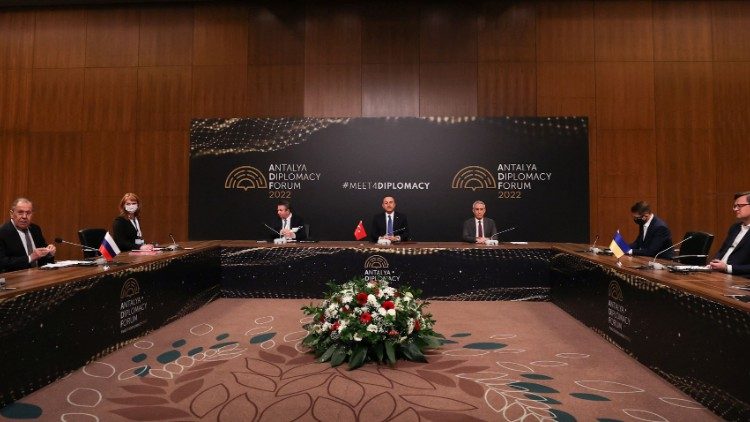 Turchia: i colloqui ad Antalya tra i ministri Lavrov e Kuleba