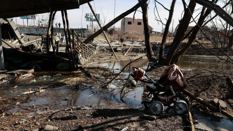 Um carrinho de bebê é visto ao lado de uma ponte destruída, em meio à invasão da Ucrânia pela Rússia, fora de Kiev, Ucrânia 11 de março de 2022 REUTERS/Serhii Nuzhnenko