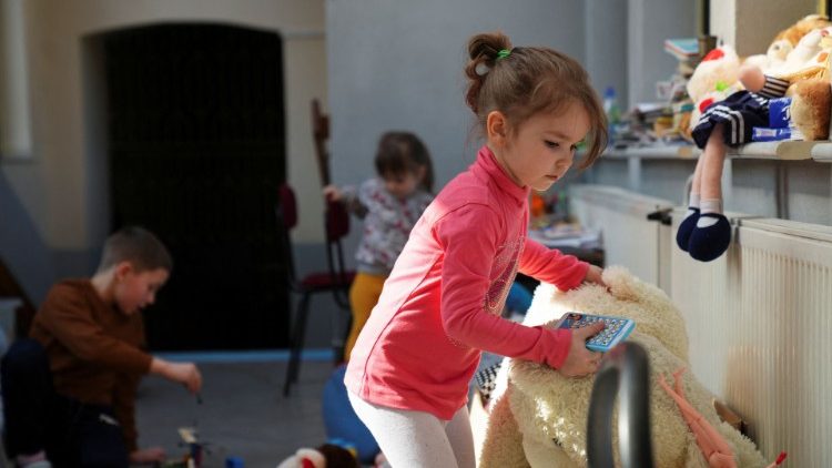 Flüchtlingskinder aus der Ukraine spielen in einer Unterkunft in Przemysl (Polen)