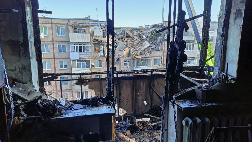 Prédios residenciais em Kharkiv após bombardeios russos (REUTERS/Vitalii Hnidyi)