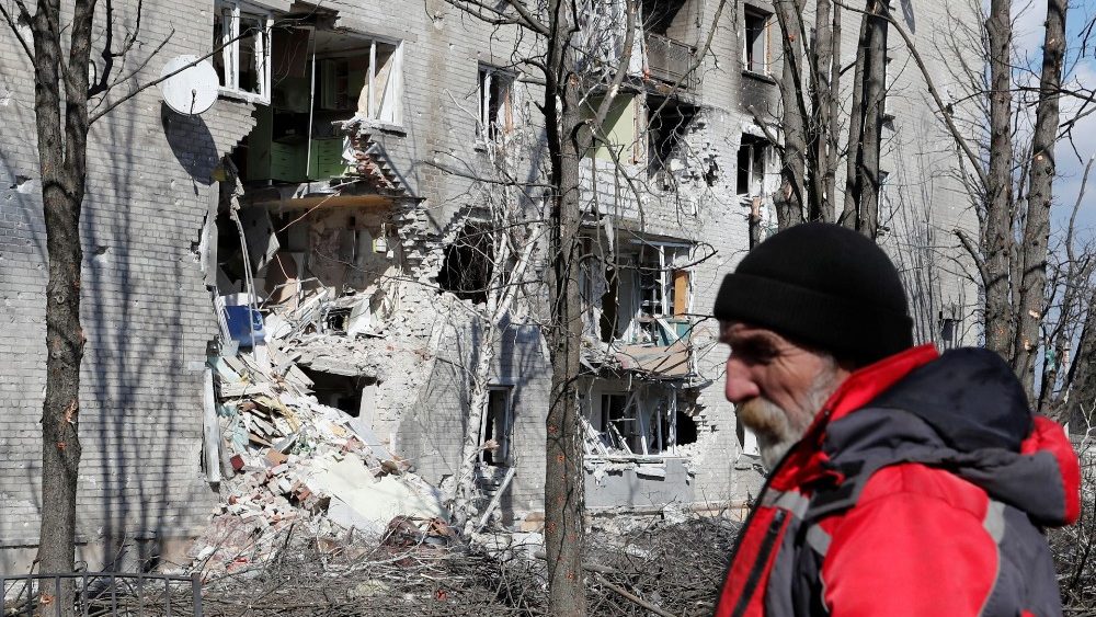 Um morador local fica ao lado de um edifício residencial danificado durante o conflito Ucrânia-Rússia na cidade controlada pelos separatistas de Volnovakha, na região de Donetsk, Ucrânia. REUTERS/Alexander Ermochenko