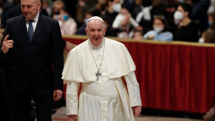 O Papa Francisco com os jovens na Basílica de São Pedro