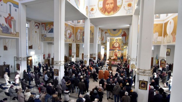 Gebet um Frieden vor einer Fatima-Statue in einer Lemberger Kirche, am Freitag