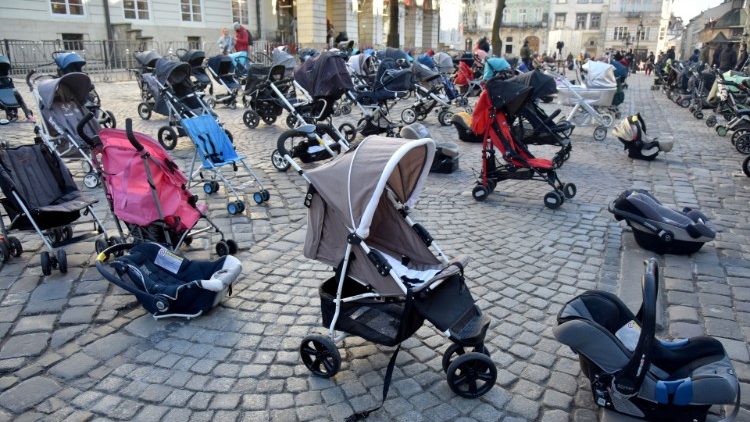 109 leere Kinderwagen erinnern, auf einem Lemberger Platz, an die Kinder, die bisher im Ukraine-Krieg gestorben sind