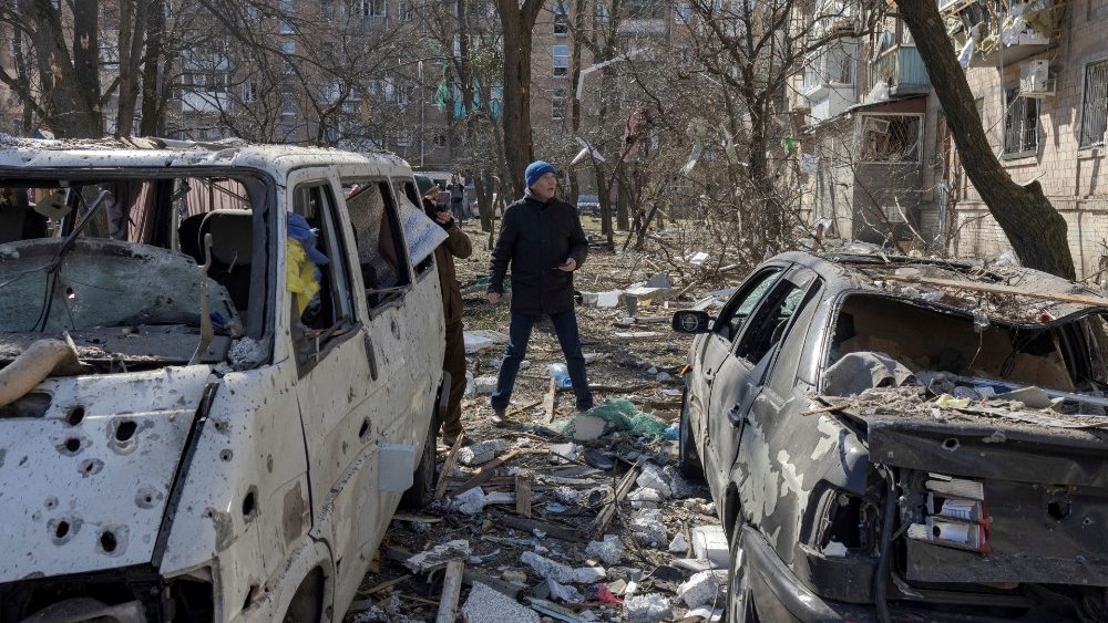 Um homem caminha perto de carros destruídos em um bairro residencial que foi danificado por bombardeios, enquanto a invasão russa da Ucrânia continua, em Kiev, Ucrânia, 18 de março de 2022. REUTERS/Marko Djurica