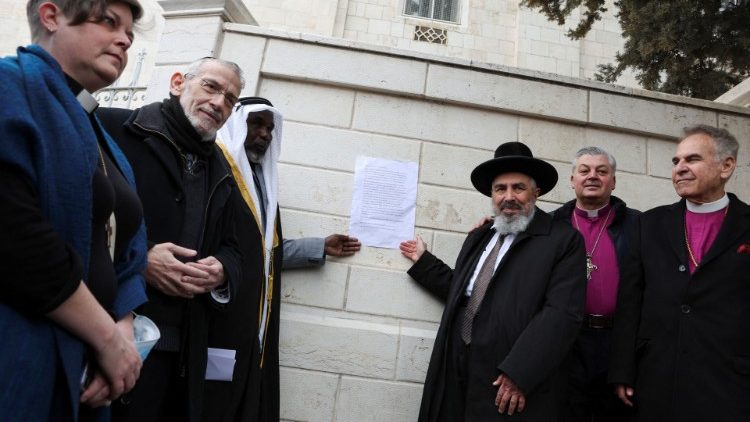 Em Jerusalém, líderes religiosos judeus, católicos, muçulmanos e drusos pedem a paz na Ucrânia após a invasão da Rússia. (REUTERS/Nir Elias)