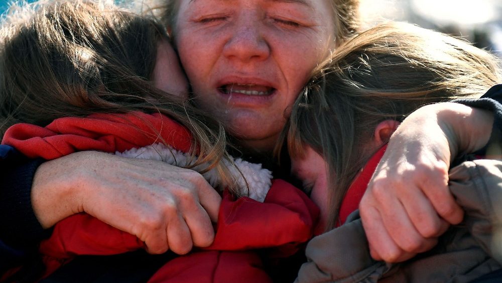 Mulheres de Kharkiv se reencontram com seu amigo de Chernihiv na Ucrânia depois de fugir para a Romênia, após a invasão da Ucrânia pela Rússia, na fronteira em Siret, Romênia, 22 de março de 2022. REUTERS/Clodagh Kilcoyne 