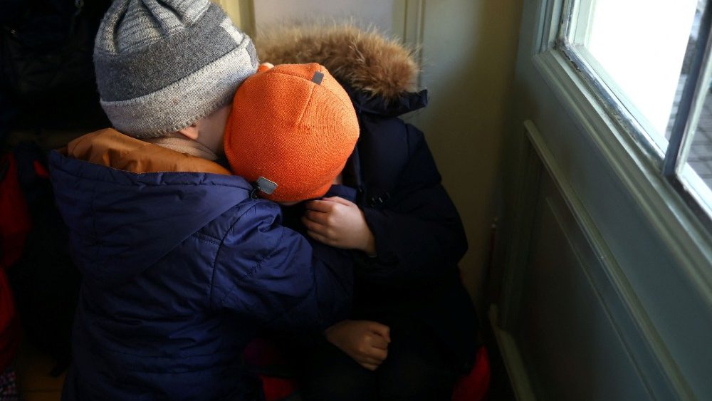 Crianças refugiadas ucranianas se abraçam enquanto descansam na bilheteria da estação de trem Przemysl Glowny, depois de fugir da invasão russa da Ucrânia, em Przemysl, Polônia 24 de março de 2022. REUTERS/Hannah McKay
