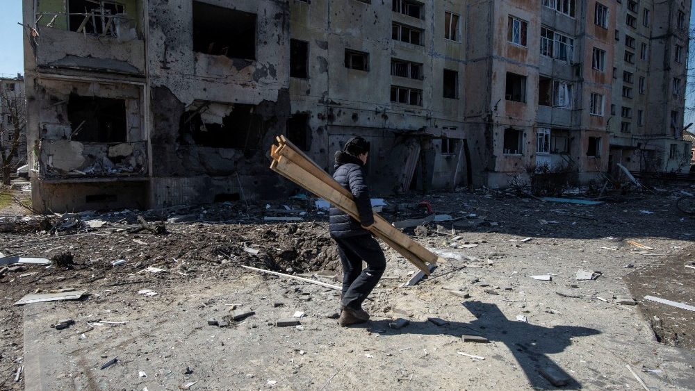 Um morador local passa por um prédio residencial danificado por um bombardeio, enquanto o ataque da Rússia à Ucrânia continua, na cidade de Okhtyrka, na região de Sumy, Ucrânia, em 24 de março de 2022. Foto tirada em 24 de março de 2022. Iryna Rybakova/Serviço de imprensa de as Forças Terrestres Ucranianas/Divulgação via REUTERS