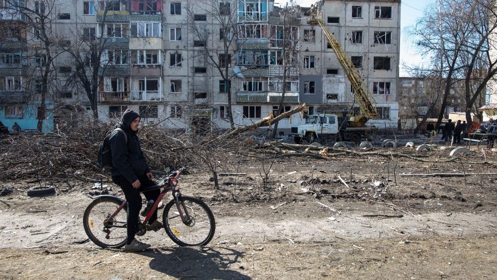 Um homem local fica em frente a um prédio residencial danificado por um bombardeio, enquanto o ataque da Rússia à Ucrânia continua, na cidade de Okhtyrka, na região de Sumy, Ucrânia, em 24 de março de 2022. Foto tirada em 24 de março de 2022. Iryna Rybakova/ Assessoria de imprensa das Forças Terrestres Ucranianas/Divulgação via REUTERS