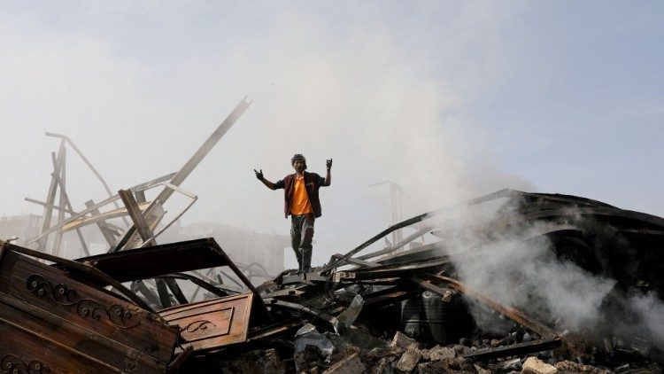 Reação de um homem depois de um ataque Saudita em Sanaa, Iêmen