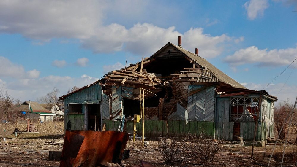 Uma casa residencial danificada por bombardeios, enquanto o ataque da Rússia à Ucrânia continua, é vista na vila de Lukianivka, recentemente libertada pelas Forças Armadas Ucranianas, na região de Kiev, Ucrânia 27 de março de 2022. REUTERS/Serhii Nuzhnenko