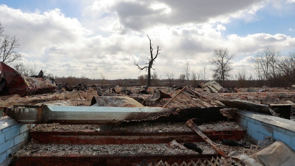 Vista de um terreno nivelado onde ficava uma igreja que foi, segundo testemunhas, destruída por tanques russos, enquanto o ataque da Rússia à Ucrânia continua, na aldeia de Lukianivka, recentemente libertada pelas Forças Armadas Ucranianas, na região de Kiev, Ucrânia 27 de março de 2022. REUTERS/Serhii Nuzhnenko