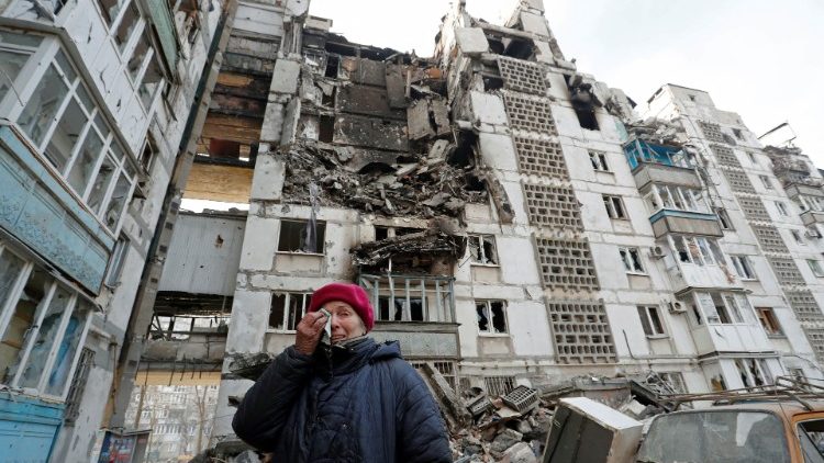 A moradora Valentina Demura, 70, chora ao lado do prédio onde seu apartamento, destruído durante o conflito Ucrânia-Rússia, está localizado na cidade portuária sitiada de Mariupol, na Ucrânia, em 27 de março de 2022. Valentina trabalhou por muitos anos na Azovstal Iron e Obras de Aço. Depois que seu apartamento foi destruído, ela mora com vizinhos em seu apartamento, e eles se abrigam juntos no porão. REUTERS/Alexander Ermochenko