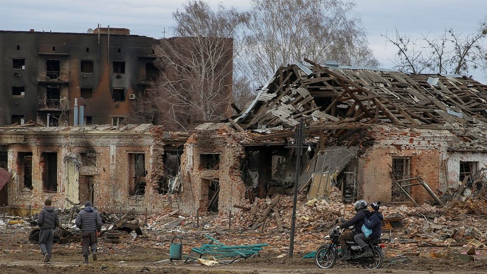 Local passa por prédios danificados por bombardeios, enquanto o ataque da Rússia à Ucrânia continua, na cidade de Trostianets, na região de Sumy, em 28 de março de 2022. Foto tirada em 28 de março de 2022. REUTERS/Oleg Pereverzev