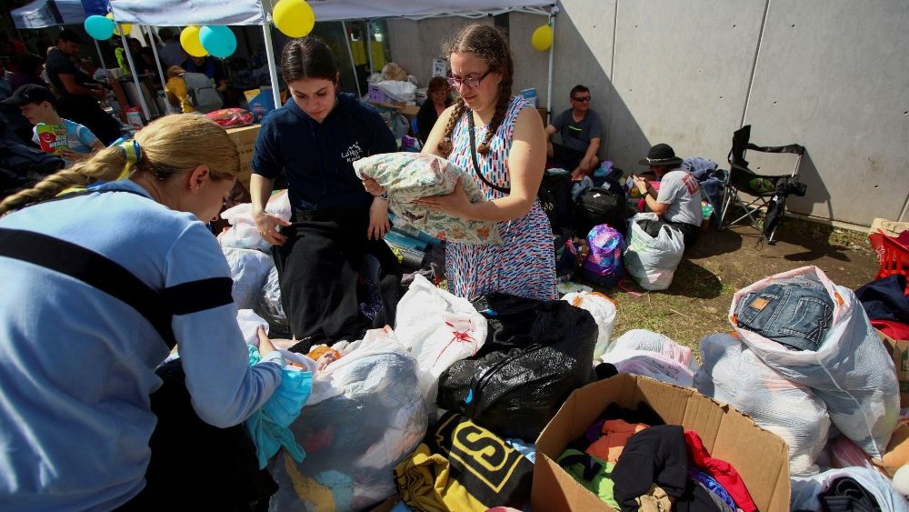  Voluntários ajudam ucranianos que fugiram para o México em meio à invasão russa de sua terra natal enquanto esperam em um acampamento para tentar entrar nos Estados Unidos no porto de entrada de San Ysidro, na fronteira EUA-México, em Tijuana, México, 1º de abril de 2022. REUTERS /Jorge Duenes