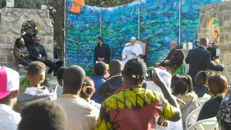 Le Pape François rencontre des migrants au "Jean XXIII Peace Lab", un centre d'accueil situé sur l'île de Malte, le 3 avril 2022