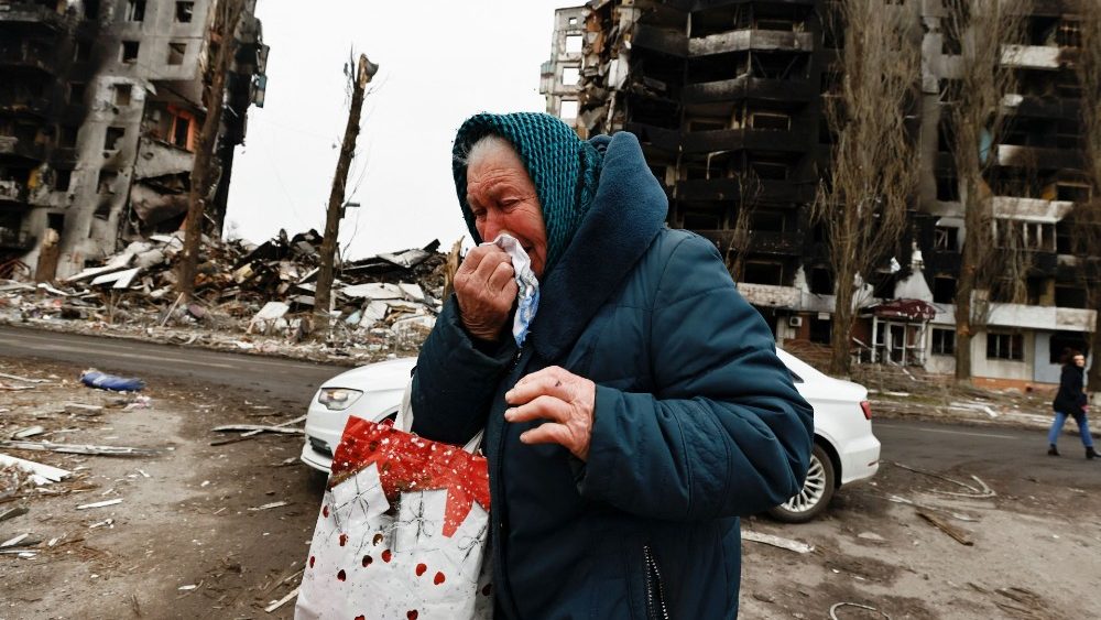 Nina, 74, chora ao passar por prédios que foram destruídos por bombardeios russos, em meio à invasão russa da Ucrânia em Borodyanka, na região de Kiev, Ucrânia, 5 de abril de 2022. REUTERS/Zohra Bensemra