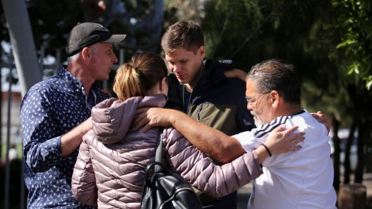 Ucranianos que fugiram para o México em meio à invasão russa da Ucrânia rezam antes de serem transportados para o porto de entrada de El Chaparral na fronteira entre México e EUA para entrar nos EUA, em Tijuana, México, 6 de abril de 2022. REUTERS/Quetzalli Nicte 
