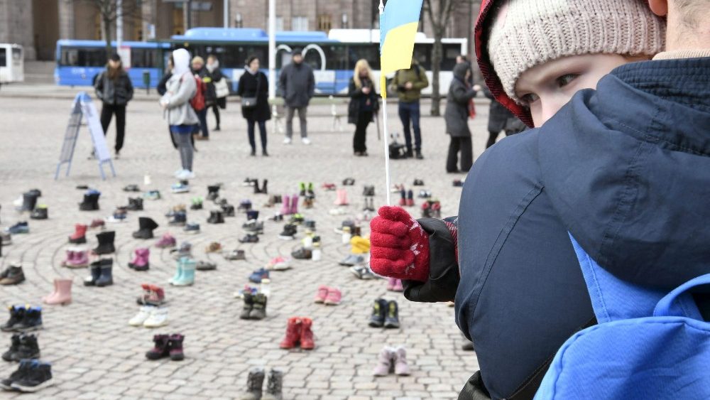 Uma criança segura uma bandeira ucraniana durante uma manifestação organizada pela Associação Ucraniana na Finlândia para homenagear a memória das crianças mortas em meio à invasão russa na cidade ucraniana de Mariupol, em Helsinque, Finlândia, 10 de abril de 2022. Lehtikuva/Jussi Nukari via REUTERS