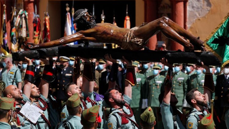 Nächtliche Karprozession im spanischen Malaga