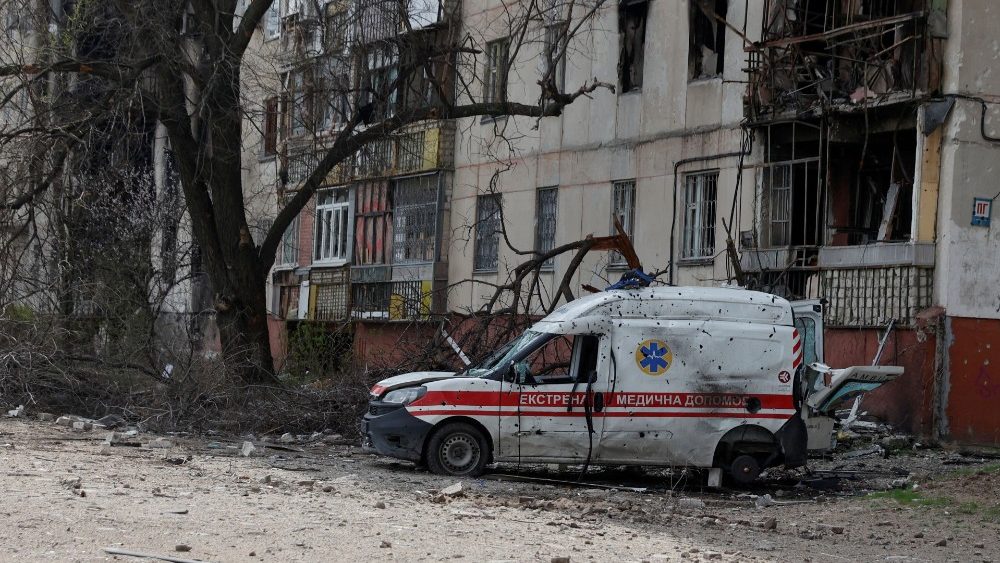 Uma imagem mostra uma ambulância danificada por um ataque militar, enquanto o ataque da Rússia à Ucrânia continua, em Sievierodonetsk, região de Luhansk, Ucrânia, 16 de abril de 2022. REUTERS/Serhii Nuzhnenko