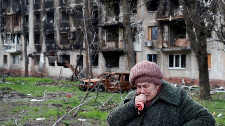 Die 71-jährige Anwohnerin Tamara weint vor einem Wohnhaus, das bei einem Angriff der russischen Armee in der südlichen Hafenstadt Mariupol (Ukraine) am 19. April zerstört wurde.