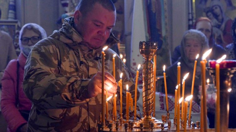 Ukrainischer Soldat bei Ostermesse in Odessa