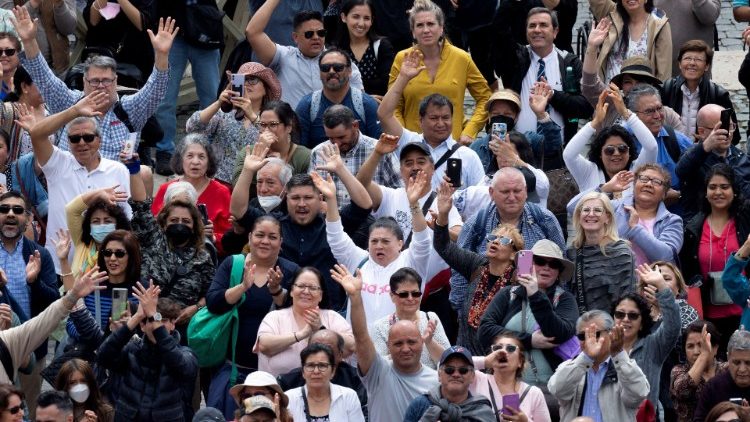 Aplauso de los fieles en la Plaza de San Pedro por las beatificaciones en Milán