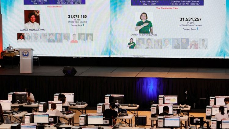 Un écran montrant les résultats partiels de l'élection présidentielle, dans un bureau de vote à Manille, le 11 mai 2022