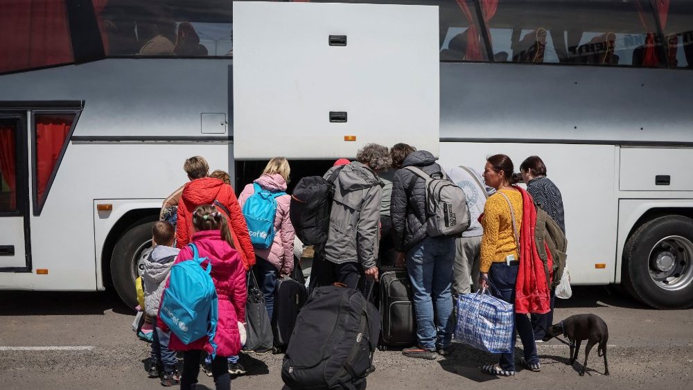 Refugiados ucranianos da região de Mariupol embarcam para a Polônia. REUTERS/Gleb Garanich