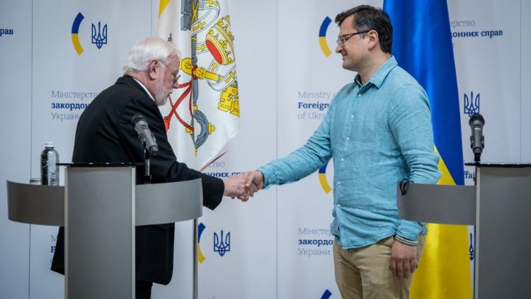 Erzbischof Gallagher und der ukrainische Außenminister Dmytro Kuleba