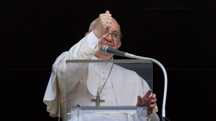 Papież: Trójca Święta uczy, że nie można istnieć bez innych