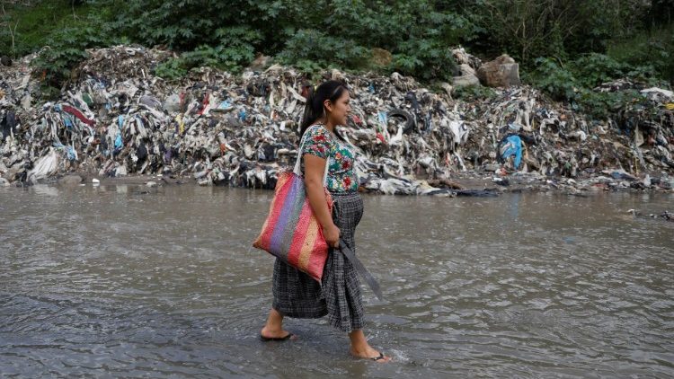 Ocean Cleanup NGO is testing a device in Guatemala to contain the garbage that ends up in the Atlantic Ocean