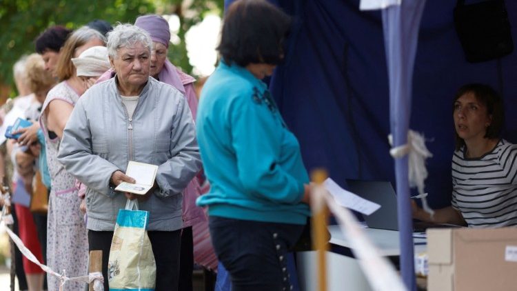 Moradores fazem fila para coletar ajuda humanitária em um ponto de distribuição da Cruz Vermelha, enquanto os ataques da Rússia à Ucrânia continuam, em Mykolaiv, Ucrânia 10 de junho de 2022 REUTERS/Edgar Su