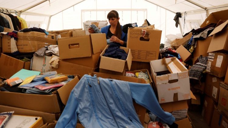 Um voluntário separa roupas doadas em um ponto de distribuição da Cruz Vermelha, enquanto os ataques da Rússia à Ucrânia continuam, em Mykolaiv, Ucrânia 10 de junho de 2022 REUTERS/Edgar Su