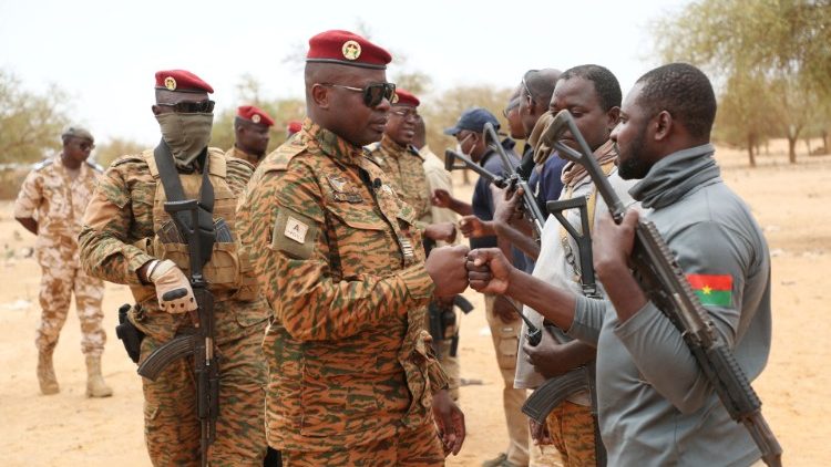 Le chef de la junte burkinabè, Paul-Henri Damiba le 15 juin avec des membres des forces armées 