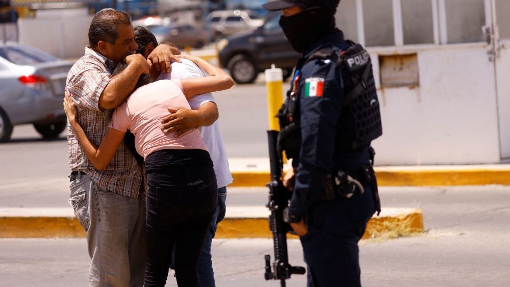 Família chora após assassinato de duas mulheres e dois homens em restaurante em Ciudade Juarez. (REUTERS/Jose Luis Gonzales)