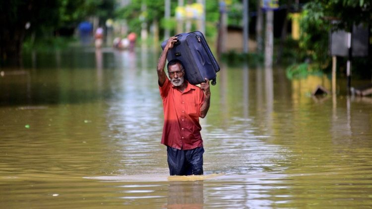 Un homme transportant un bagage dans le district de Nagaon, dans l'État d'Assam, le 21 juin 2022. 