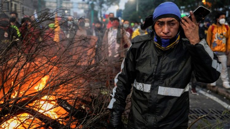 Indigene Demonstranten marschieren durch Quito und fordern Zugeständnisse von Präsident Lasso