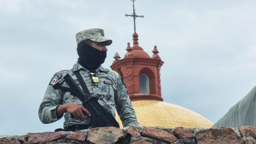 Membro do exército mexicano monta guarda do lado de fora da igreja Cerocahui, onde os padres jesuítas Javier Campos, Joaquin Mora e o guia turístico Pedro Palma foram mortos, em Urique, Chihuahua, México, 22 de junho de 2022. REUTERS/Stringer 