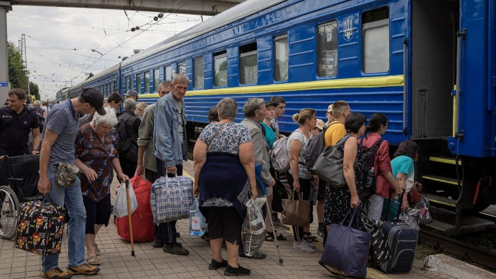 Pessoas embarcam em trem para Dnipro e Lviv durante evacuação de civis de áreas afetadas pela guerra no leste da Ucrânia, em meio à invasão russa do país, em Pokrovsk, região de Donetsk, Ucrânia, 25 de junho de 2022. REUTERS/Marko Djurica